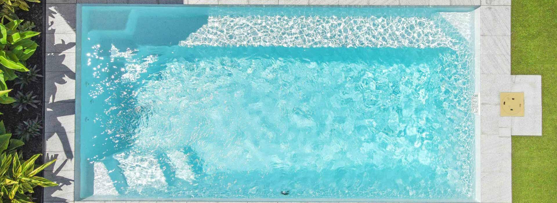 Entertainer fibreglass pool 5.5 in Alabaster