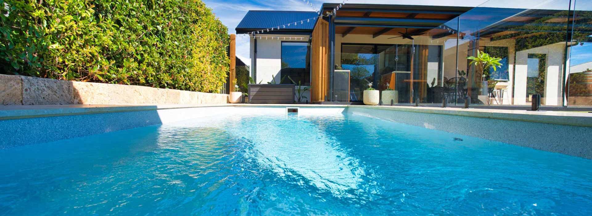 Entertainer fibreglass pool 6.5 in Alabaster