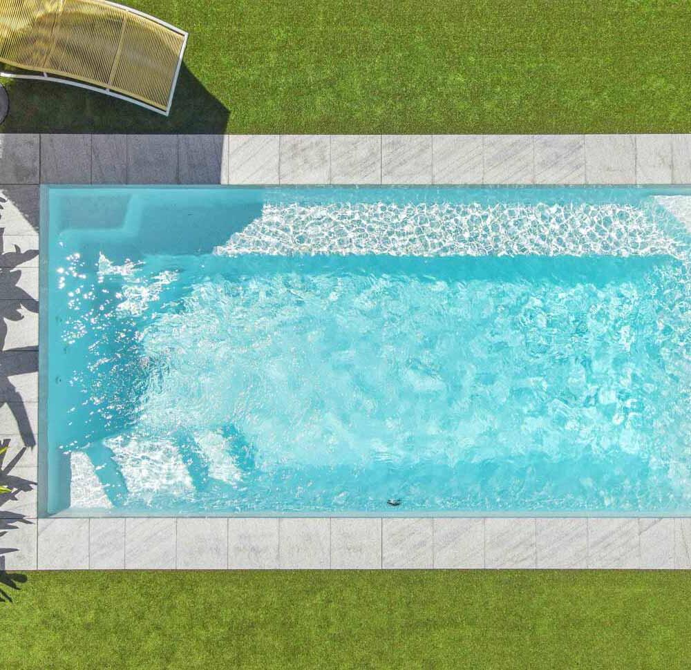 Entertainer fibreglass pool 5.5 in Alabaster